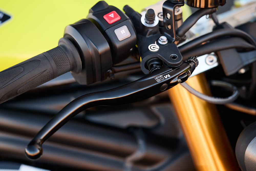 2025 Triumph Speed Triple 1200 RX handlebar controls